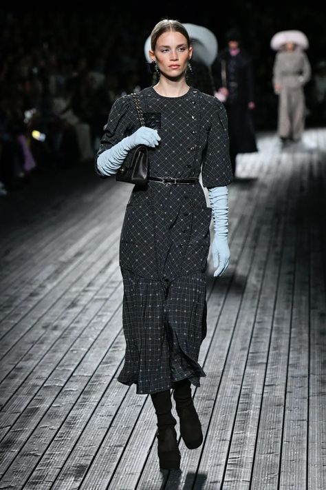 Chanel Fall 2024 Ready-to-Wear Runway, Fashion Show & Collection Review [PHOTOS] Winter 2025 Fashion Trends, Paris Fashion Week Chanel, Chanel 2024, Chanel Dresses, Fashion Week Dresses, Chanel Aesthetic, Chanel Fashion Show, Fall Chic, Paris Girl