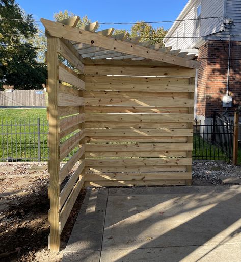 Pergola Out Of Pallets, Easy Pallet Fence Diy, Pallet Pergola Diy, Fence Made Out Of Pallets, Fence With Pallets, Pallets Fence, Pallet Privacy Fences, Build A Privacy Fence, Pallet Pergola