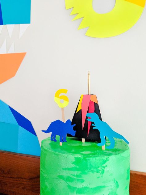 Easy DIY dinosaur cake toppers for a dinosaur birthday party for boys and girls. Download my free printable cake toppers to make your own dinosaur and volcano cake decorations! Simple Dinosaur Cake, Diy Dinosaur Cake, Dinosaur Cake Tutorial, Printable Cake Toppers, Volcano Cake, Dinosaur Cake Topper, Dinosaur Party Invitations, Diy Dinosaur, Dinosaur Party Decorations