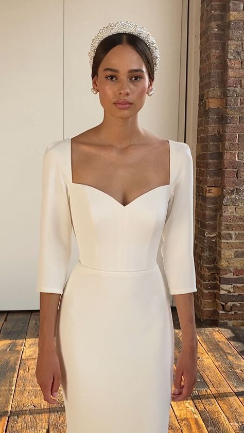 Queen Anne Wedding Dress, Dresses With Sleeves Elegant, Simple Bridal Dress, Wedding Dresses Elegant, Sassi Holford, Plain Wedding Dress, Elegant Wedding Dresses, Minimal Wedding Dress, Bride Dress Simple