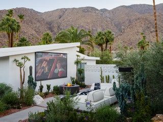 Palm Springs Backyard Pool Ideas, 70s Remodel, Tv And Fire Wall Ideas, Palm Springs Patio, Plants Backyard, Palm Springs Interior, Palm Springs Pool, Palm Springs Decor, Fire Wall