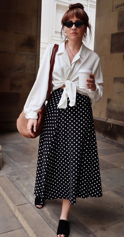 Black And White Polka Dot Skirt Outfit, Black Polka Dot Skirt Outfit, Polka Dot Midi Skirt Outfit, Rok Polka, White Polka Dot Skirt Outfit, Polka Dot Skirt Outfit, Dot Skirt Outfit, Red Polka Dot Skirt, Polka Skirt