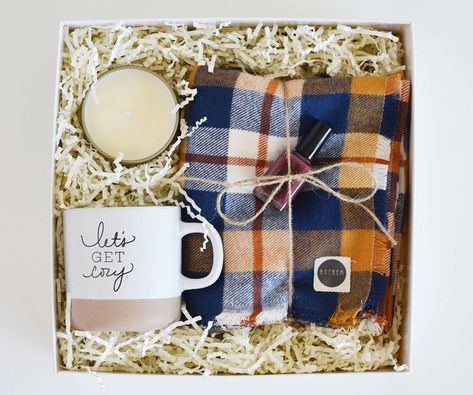 Joululahjat Diy, Fall Gift Baskets, Themed Gift Baskets, Cozy Gift, Christmas Gift Baskets, Christmas Gifts For Friends, Fall Gifts, Christmas Gift Box, Diy Birthday Gifts