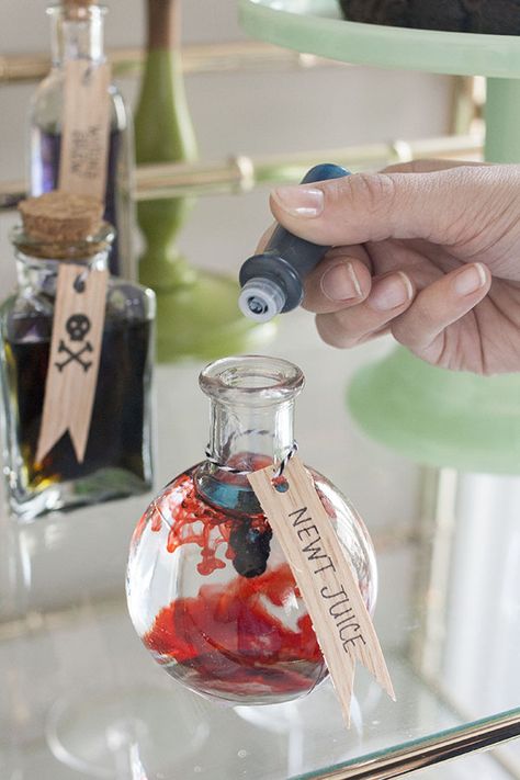 DIY Halloween-Themed Apothecary Jars - Dream Green DIY Apothecary Crafts, Diy Halloween Apothecary, Diy Halloween Apothecary Jars, Home Depot Halloween, Halloween Apothecary Jars, Halloween Dining Room, Jars Diy, Halloween Apothecary, Valentine Diy