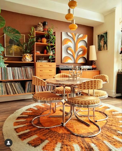 50s Style Dining Room, 70s Living Room Modern, 70s Inspired House Decor, 70s Style Living Room Vintage, 60’s Home Decor, 70s Style Home Decor, 1970s Living Room Interior Design, Retro Rugs Living Room, 60s Dining Room