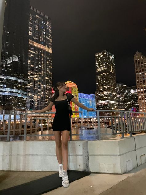 City Photo Instagram, City Photo Poses Ideas, Instagram Picture Ideas City Night, Picture Poses New York, Places For Instagram Photos, City Pic Inspo Instagram, Nyc Night Pics, City Aesthetic Poses, Cute City Poses