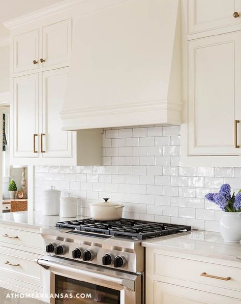 White Hood Cover Kitchen, Small Range Hood Ideas, Modern Oven Hood Ideas, White Oven Hood, Range Vent Hood Ideas, Stove Range Hood Ideas, Kitchen Oven Hood Ideas, Oven Range Hood Ideas, Oven Vent Hood