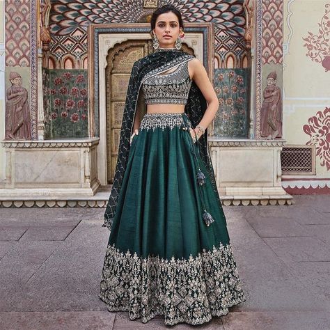 Peacock Green Lehenga, Peacock Green Dress, Diwali Outfit Ideas, Pakistani Frocks, Best Bridal Lehenga, Bridal Lehenga Design, Indian Bridal Party, Green Lehenga Choli, Traditional Lehenga