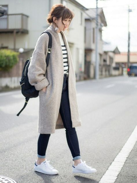 Most of my days involve simple tops over jeans, at a desk. Outfits like this seem to translate well indoors Travel Outfit Japan, Japan Winter Fashion, Korean Winter Outfits, Japan Outfits, Japan Winter, 일본 패션, Japan Outfit, Casual Winter Outfits, 가을 패션