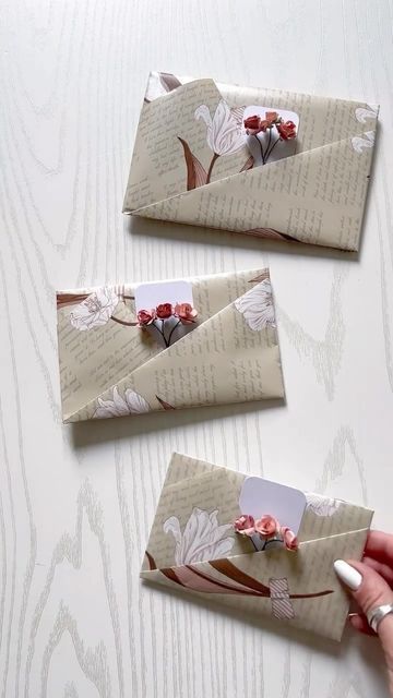 Easy Envelope, Envelope Tutorial, Christmas Card Envelopes, Gift Wrapping Station, Xmas Gift Wrap, Origami Envelope, Gift Wrapping Techniques, Creative Gift Wraps, Gift Wrapping Inspiration