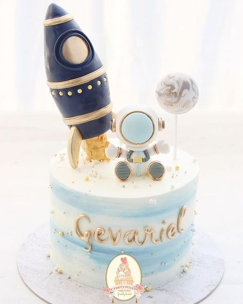 Rocket Cake, Dessert Oreo, Astronaut Party, Two The Moon, Astronaut Birthday, Instagram Cake, Space Birthday Party, 2nd Birthday Party Themes, Oreo Pops