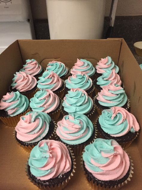 Gender Reveal Cake And Cupcake Ideas, Cupcakes For Baby Shower Neutral, Gender Reveal Cupcakes Ideas, Gender Reveal Ideas Cupcakes, Gender Neutral Baby Shower Cupcakes, Gender Reveal Deserts, Gender Neutral Cupcakes, Neutral Baby Shower Cupcakes, Gender Cupcakes