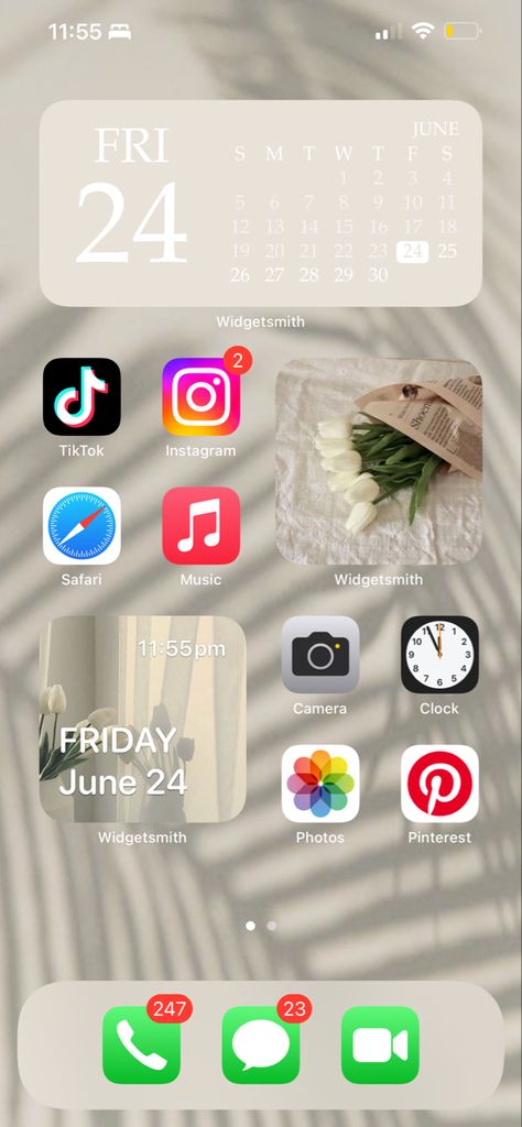 Simple Iphone Aesthetic, Clean Girl Aesthetic Homescreen, Clean Girl Phone Aesthetic, Clean Girl Ios Homescreen, Homescreen Organization Iphone Simple, Iphone 11 Aesthetic Home Screen, Clean Girl Homescreen Layout, Organisation Telephone Aesthetic, Homescreen Organization Iphone Aesthetic