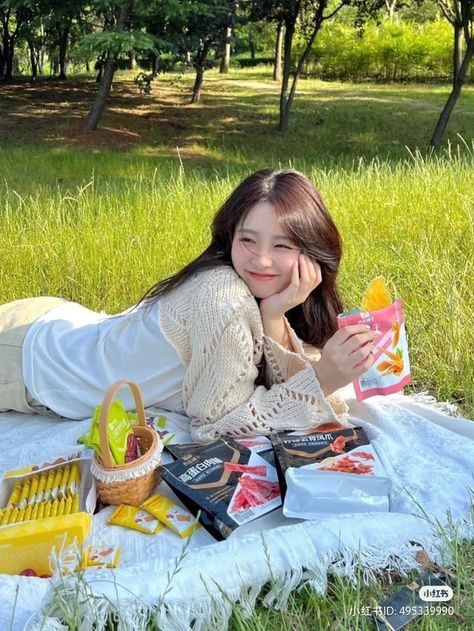 Girl Picnic, Picnic Photo Shoot, Picnic Pictures, Group Photo Poses, Tokyo Photos, Soft Kidcore Aesthetic, Soft Kidcore, Korean Photo, Graduation Poses