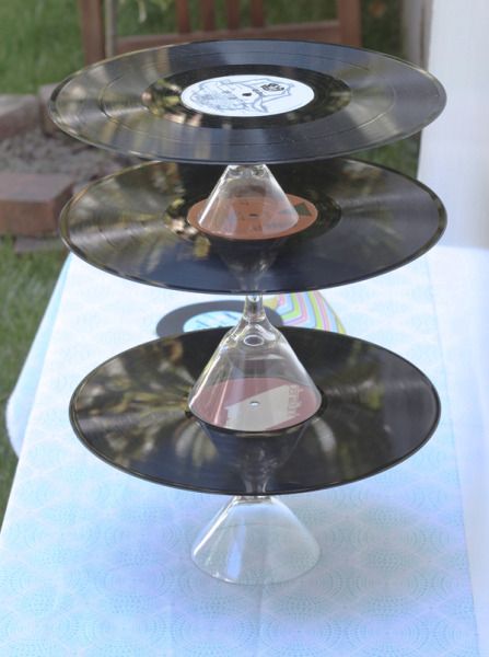 Record Cake Stand, Festa Rock Roll, Record Cake, Diy Record, 50s Theme Parties, Record Crafts, Rock N Roll Party, 80s Theme Party, Rock Star Party