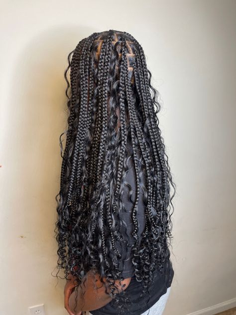 Knotless Box Braids Medium Goddess, Medium Bohemian Knotless Braids Waist Length, Medium Long Bohemian Knotless Braids, Small Medium Goddess Knotless Braids, Boho Braids Waist Length, Boho Braids Medium Size, Knotless Goddess Braids Medium, Medium Short Bohemian Knotless Braids, Godness Boho Braids