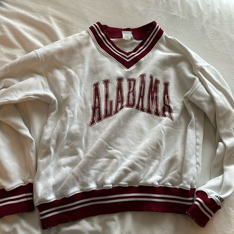 Has Some Fuzz On The Collar But Easily Removed. Never Worn. I’d Say Fits More Like A Medium Alabama Outfits, Vintage College Sweatshirts, Alabama Sweatshirt, College Merch, Sweaters Vintage, College Apparel, Vintage University, Concept Clothing, University Sweatshirts