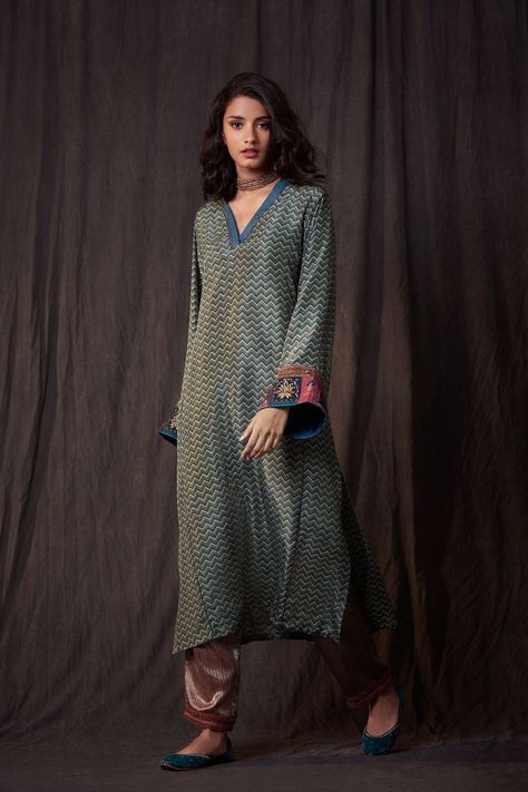 Modern Saree Party Wear, Kaftans Dresses, Cotton Dresses Online, Silk Kurti Designs, New Kurti Designs, Kurta Patterns, Simple Kurta Designs, Good Earth, Kurta Design