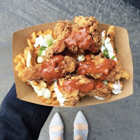 L.A.’s 31 Best Cheap-Eats Spots (& What To Order) #refinery29 https://www.refinery29.com/en-us/los-angeles-cheap-eats#slide-11 Criss Cut Fries, Food Truck Ideas, La Eats, Best Food Trucks, California Food, Los Angeles Food, Food Eating, La Food, Eating Tips