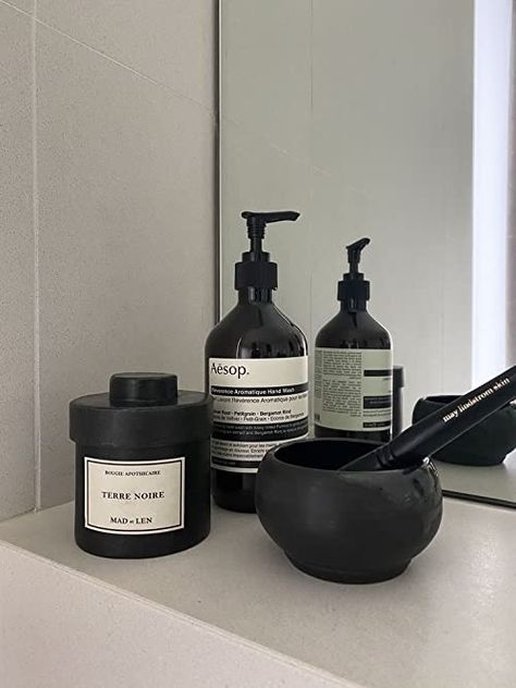 Penyimpanan Makeup, Vogue Beauty, Gentle Cleanser, Black And White Aesthetic, White Aesthetic, Beauty Secrets, Beauty Care, Take Care Of Yourself, Dark Aesthetic