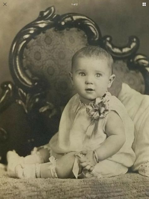 1940s Photos, Vintage Children Photos, Black And White Baby, Old Photography, Retro Baby, Boy Photography, Photos Vintage, Vintage Portraits, Studio Portraits