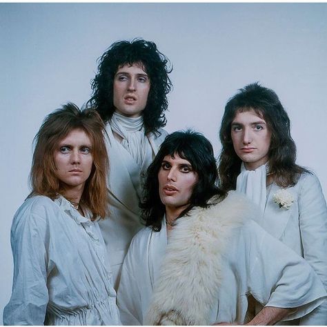 White queen 👑 _ _ _ _ #Queen #freddiemercury #rogertaylor #johndeacon #brianmay #queen #queenband Queen 1974, Queen Ii, Freddy Mercury, Queen Aesthetic, Queen Photos, Roger Taylor, Queen Freddie Mercury, Queen Pictures, Kill La Kill