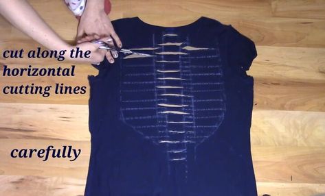 I’m going to show you how to make a spine pattern t-shirt weaving design that looks super cool. If you’ve never tried t-shirt weaving before, it’s much easier than it looks, and I’m going to walk you through all the steps. Diy T Shirt Weaving Tutorials, Tshirt Weaving Tutorial, T Shirt Weaving Tutorial, Muscle Shirt Diy, T Shirt Modification, T Shirt Hacks Diy Tutorial, Cut Shirt Designs Diy, Diy Cut Shirts Step By Step, Cut Up T Shirt Diy