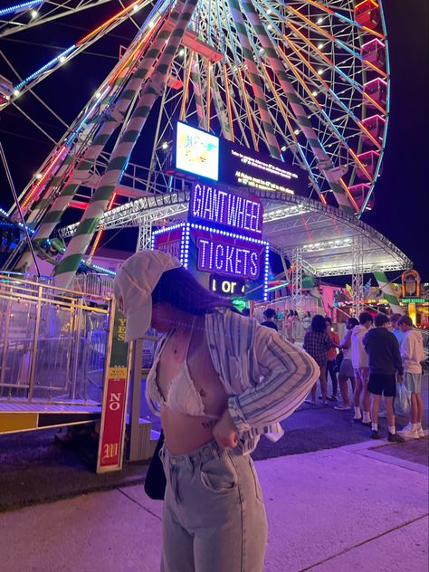 night carnival, beach fit, pose Fall Amusement Park Outfit, Funfair Outfit Ideas, Amusement Park Aesthetic Outfit, Amusment Parks Outfit, Carnival Photo Shoots, Night Carnival, Amusement Park Outfit, Oc Fair, Surfer Aesthetic