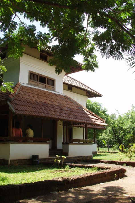 Traditional Kerala Elevation With Sloped Roof South Indian House Design Exterior, Traditional South Indian House, South Indian House Design, Indian Village House, South Indian House, Benny Kuriakose, Tamil House, Kerala Style House, House Design Kerala