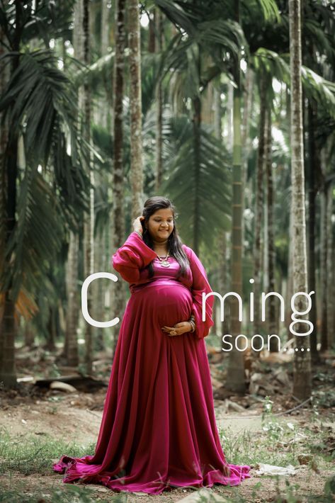 Maternity Suit Photoshoot, Meternati Photo Shoot Indian, Maternity Photoshoot Poses Outdoor, Metarnity Photoshoot Indian At Home, Baby Shower Poses Mom, Maternity Photoshoot Poses Indian, Maternity Photography Single Mom, Indian Maternity Photoshoot, Metarnity Photoshoot