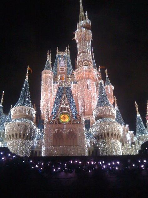 Disney in Winter Disney In Winter, Disney Core, Whats Wallpaper, Disney College, Disney Photo Ideas, Disney World Pictures, Disney Photography, Disney Day, Disney Photos