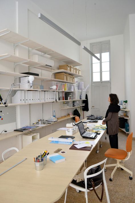 Architect Desk Workspaces, Product Design Studio, Office Space Design Workspaces, Small Business Office Interior Design, Architecture Desk, Business Office Interior Design, Coworking Space Design, Small Business Office, Architects Desk