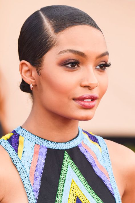 Sleek backs are the style for this summer. Try a side part and pull back all your bangs for a clean and beautiful effortless look this season. Simple Bun, Moisturizing Hair Oil, Twisted Bun, Thick Natural Hair, 40s Hairstyles, Yara Shahidi, Natural Hair Tutorials, Pelo Afro, Hair Techniques