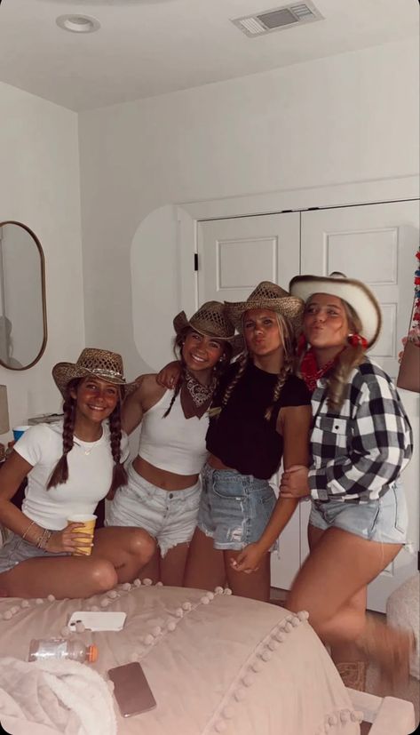 Country Night Football Game Theme, Football Game Halloween Costume, Western Theme Football Game Outfit, Western Spirit Week Outfit, Country Themed Football Game Outfit, Country Football Game Theme, Carnaval Cowgirl, Western Football Theme, Friday Night Lights Theme