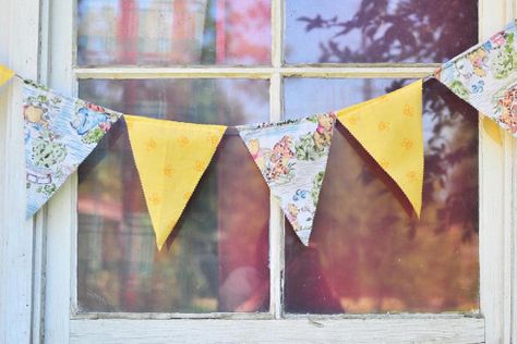 fabric pennant banner - great, easy tutorial! Looks like a simple, quick project. Garland Diy Fabric, Diy Flag Banner, Diy Fabric Banner, Fabric Banner Diy, Diy Fabric Bunting, Diy Pennant Banner, Fabric Pennant Banner, Birthday Dogs, Bunting Tutorial