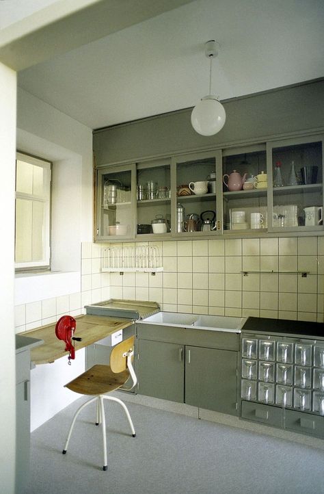 Frankfurt Kitchen, Bauhaus Kitchen, Bauhaus Interior, British House, Mid Century Kitchen, Green Kitchen, Cheap Home Decor, 인테리어 디자인, Kitchen Inspirations