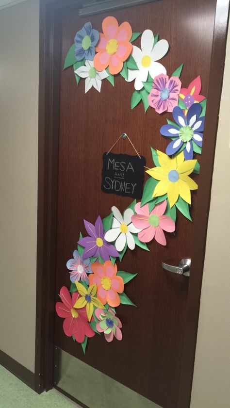 #girldorm #paperflowers #flowers #collegedecor #collegedecorations #doordecorations #springdecor #college #dorm Paper Door Decorations, Construction Paper Flowers, Preschool Door, Dorm Door Decorations, Dorm Door, Spring Door Decoration, Candy Bouquet Diy, Door Decorating Contest, Door Crafts