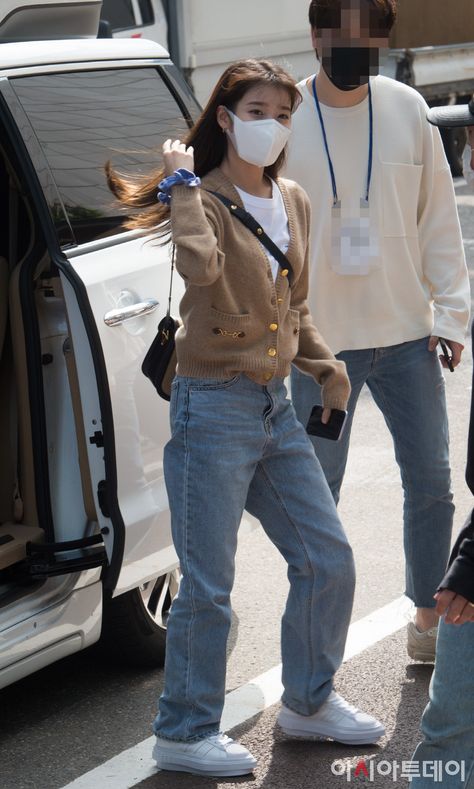 Iu Style, Cute Traveling Outfits, Ootd Airport, Idol Life, Airport Fashion Kpop, Korean Airport Fashion, Estilo Madison Beer, Lee Jieun, Gamine Style