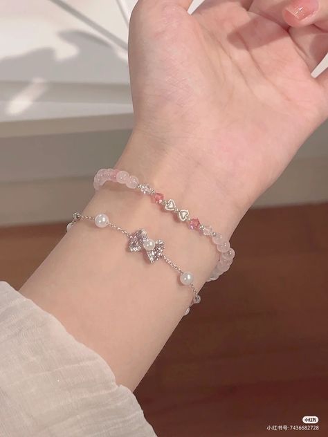 Hand With Bracelets Aesthetic, Jewels Diy, Logam Mulia, Ankle Bracelets Diy, Cute Friendship Bracelets, Expensive Jewelry Luxury, Beaded Jewels, Jewelry Accessories Ideas, Beaded Jewelry Designs