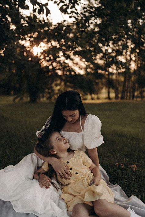 Mother Daughter Picnic Photoshoot, Mom And Me Photos, Mommy Daughter Photography, Mommy Daughter Photoshoot, Daughter Photo Ideas, Maternity Studio Photoshoot, Mommy Daughter Photos, Mother Daughter Pictures, Mother Baby Photography