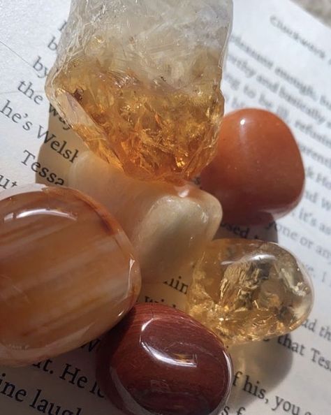 Stones For Healing, Sacral Chakra Healing, Sacral Chakra Stones, Yellow Crystals, Crystal Vibes, Crystal Aesthetic, Spiritual Crystals, Orange Crystals, Pretty Rocks