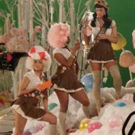 We ended up killing the gingerbread man in a sweet way... By eating him. Katy Perry Costume Diy, 2000s Halloween Costume, Katy Perry Outfits, Katy Perry Costume, Art Journal Therapy, Music Clips, Halloween Inspo, Snoop Dogg, Katy Perry