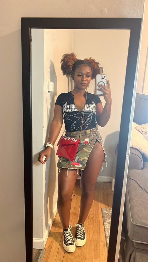 Short Camo Skirt Outfit, Camo Mini Skirt Outfit Black Women, Camo Skirt Outfit Black Women, Camo Skirt Outfit, Mini Black Skirt Outfit, Summer Camouflage Mini Cargo Skirt, Skirt Outfit Black Women, Camo Mini Skirt Y2k, Summer Streetwear Mini Cargo Skirt