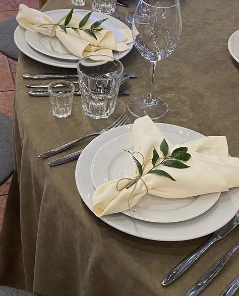 White Napkins Wedding Table, Wedding Table Napkin Ideas, Napkins Wedding Table, Wedding Gown Trends, Table Setting Design, Prepare For Christmas, Round Wedding Tables, Beautiful Flatware, Napkin Rings Diy