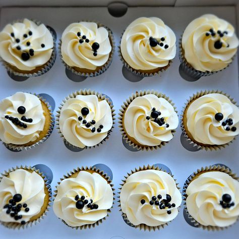 Black and white cupcakes to compliment a cake 🎂 Bday Cupcakes Men, Bday Cupcakes, 30th Birthday Cupcakes, Black And White Cupcakes, Black Cupcakes, White Cupcakes, Dirty 30, Birthday Cupcakes, 30th Birthday