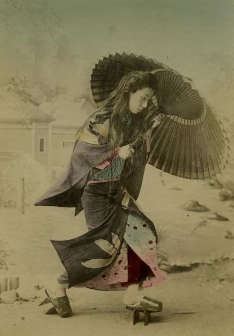 Meiji rain wear, traditional umbrella & rain-geta (shoes that keep her feet out for the water), Via Smatterings Taisho Era, Japanese Photography, Meiji Era, Japanese People, Hair Down, Japan Photo, Foto Art, Maneki Neko, Old Fashion