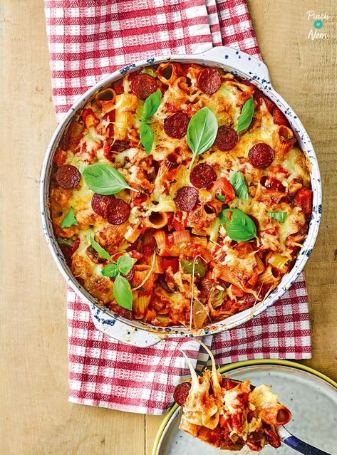 Pizza Pasta - Pinch Of Nom Pepperoni Pasta Bake, Pepperoni Pasta, Pizza Pasta Recipe, Banza Pasta, Pizza Pasta Bake, Pizza And Pasta, Pinch Of Nom, Cheesy Pasta, Love Pizza