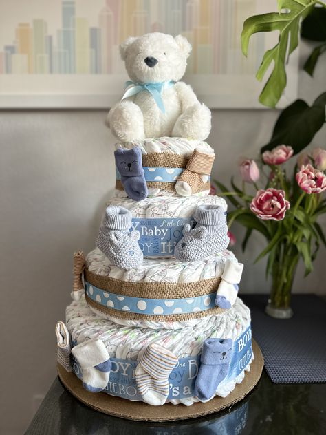 Easy Diaper Cake Ideas, Nappy Cake Ideas, Pampers Cake, Baby Shower Hostess Gifts, Pamper Cake, Shower Hostess Gifts, Diaper Cake Centerpieces, God Baby, Classy Baby Shower