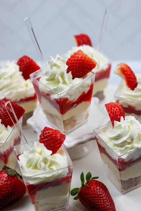 Strawberry Shortcake Shooters - Happy Homeschool Nest Mini Dessert Shooters, Cheesecake Parfait Recipes, Pudding Recept, Dessert Shooters Recipes, Cheesecake Shooters, Raspberry No Bake Cheesecake, Shooter Recipes, Cocktails And Canapes, Cheesecake Trifle