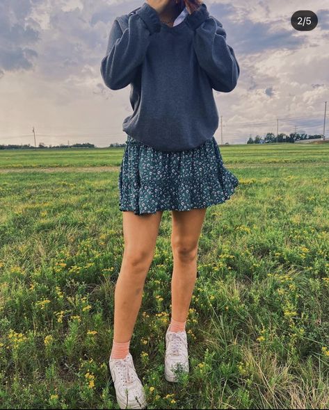 Short Flower Skirt Outfit, Collar Crewneck Outfit, Flower Skirt Outfit, Crewneck Outfit, Short Skirts Outfits, Minimal Look, Flower Shorts, Flower Skirt, Skirt Outfit